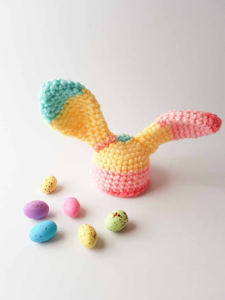 Free egg cosy crochet pattern: Easter bunny ears