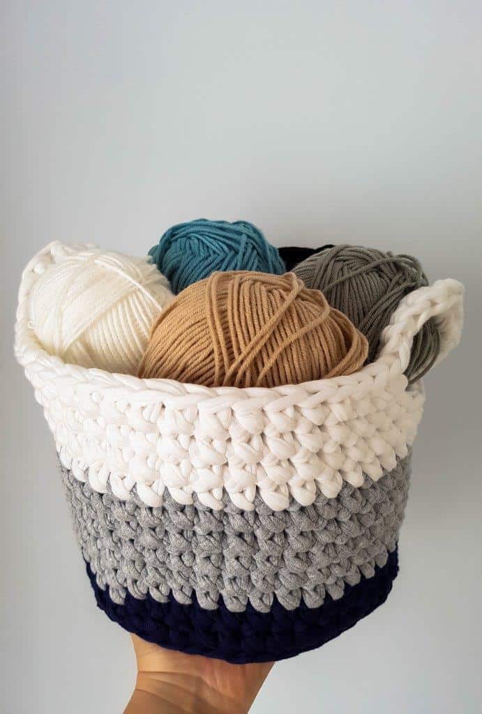A FREE crochet toy basket pattern using tshirt yarn