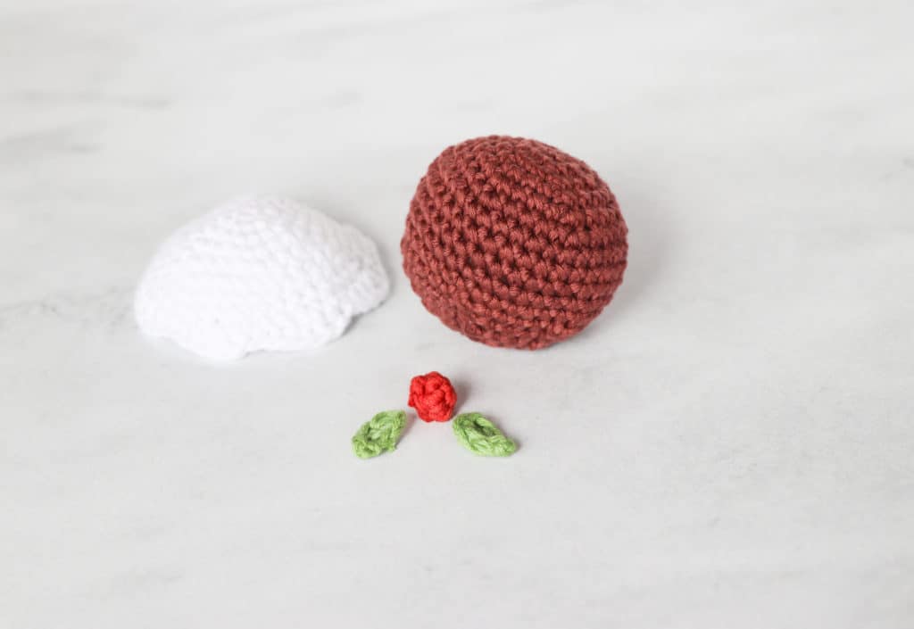 how to crochet a Christmas pudding ornament 