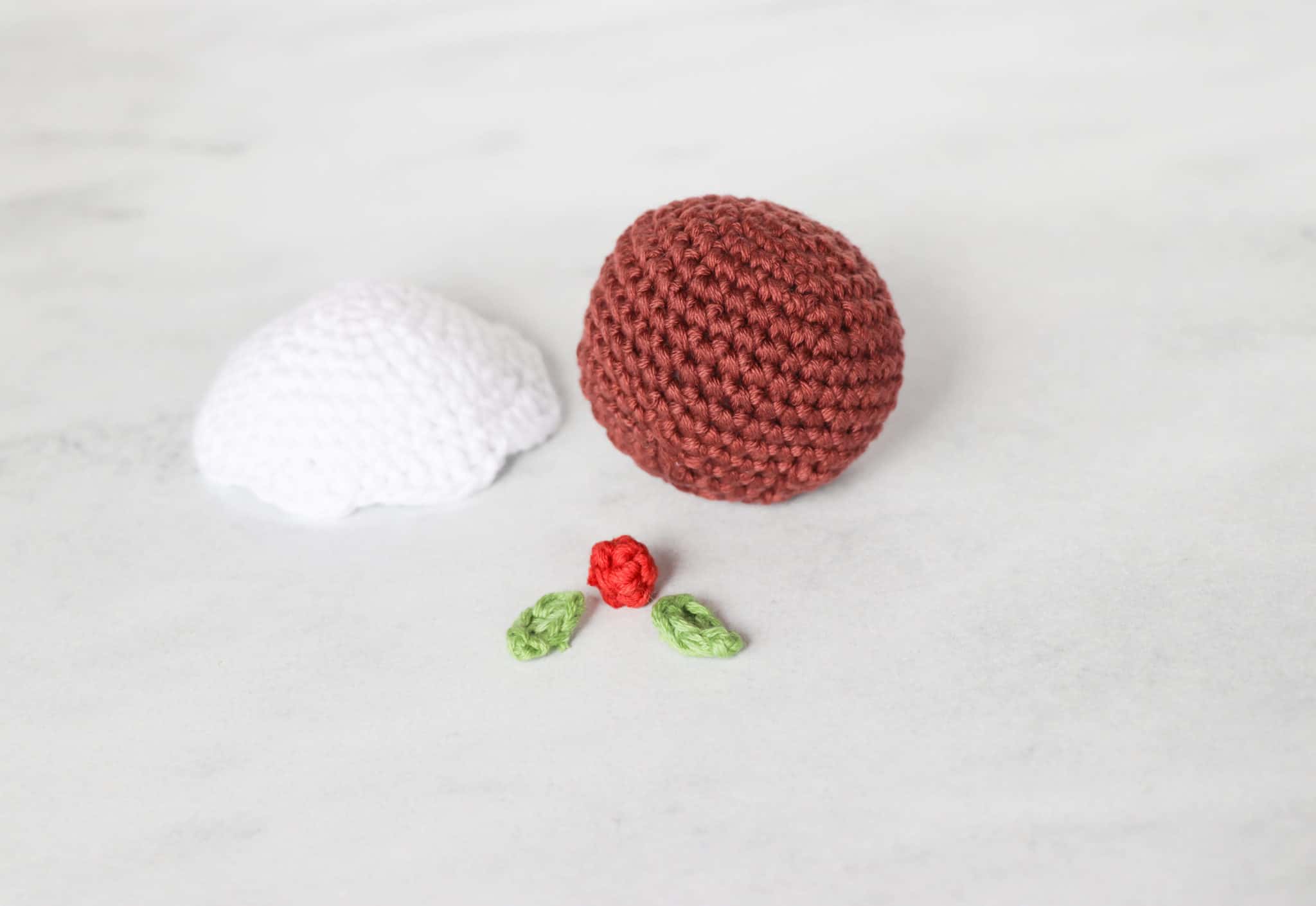 Christmas pudding crochet pattern | Free crocheted Christmas decoration