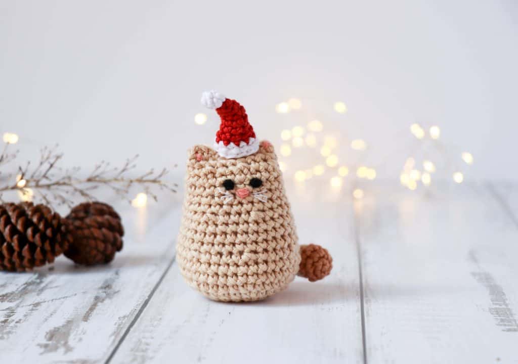 Crochet cat with Christmas hat pattern