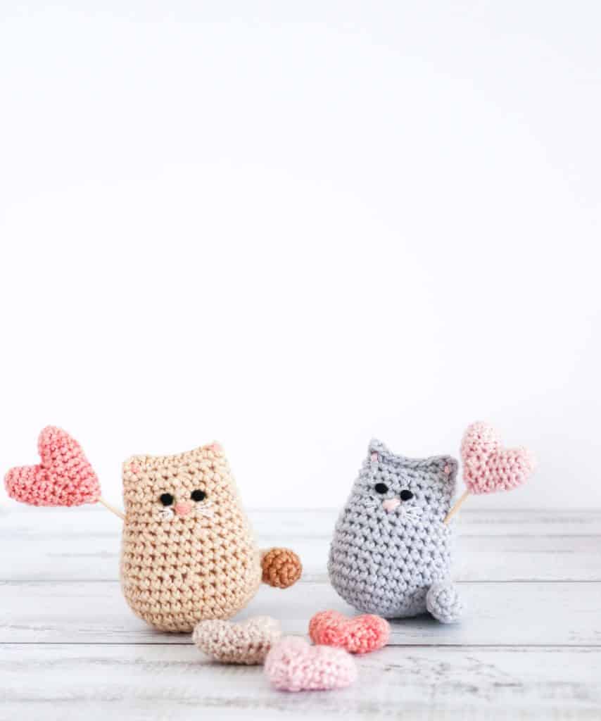 Itty Bitty "Love me" Kitty | crochet Valentine cat