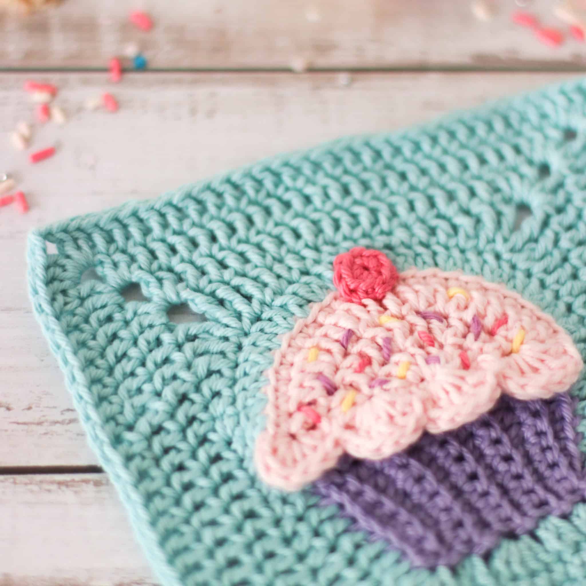 Free crochet cupcake pattern | granny square