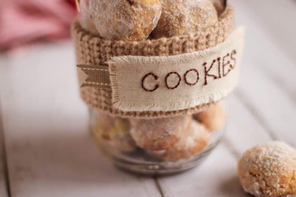 cookie jar with a crocheted and embroidered label. Chrochet christmas jar