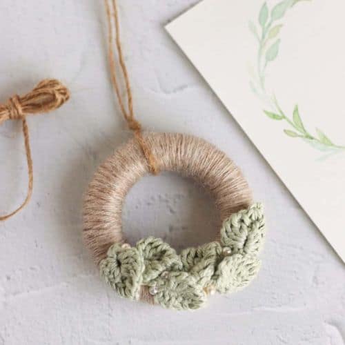 Crochet wreath ornament - free pattern