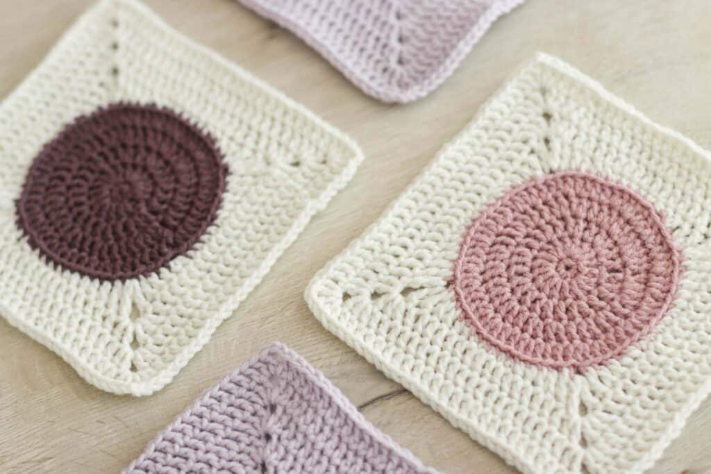 Polka dot granny square | Free crochet pattern