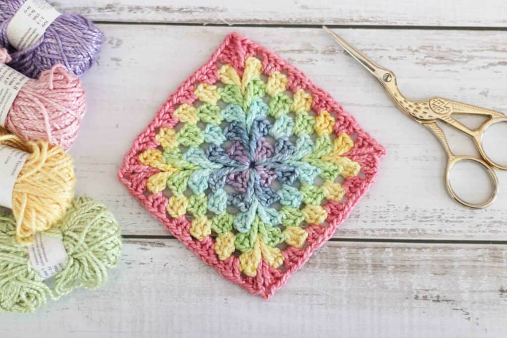 crochet starburst granny square in rainbow colors | free crochet pattern