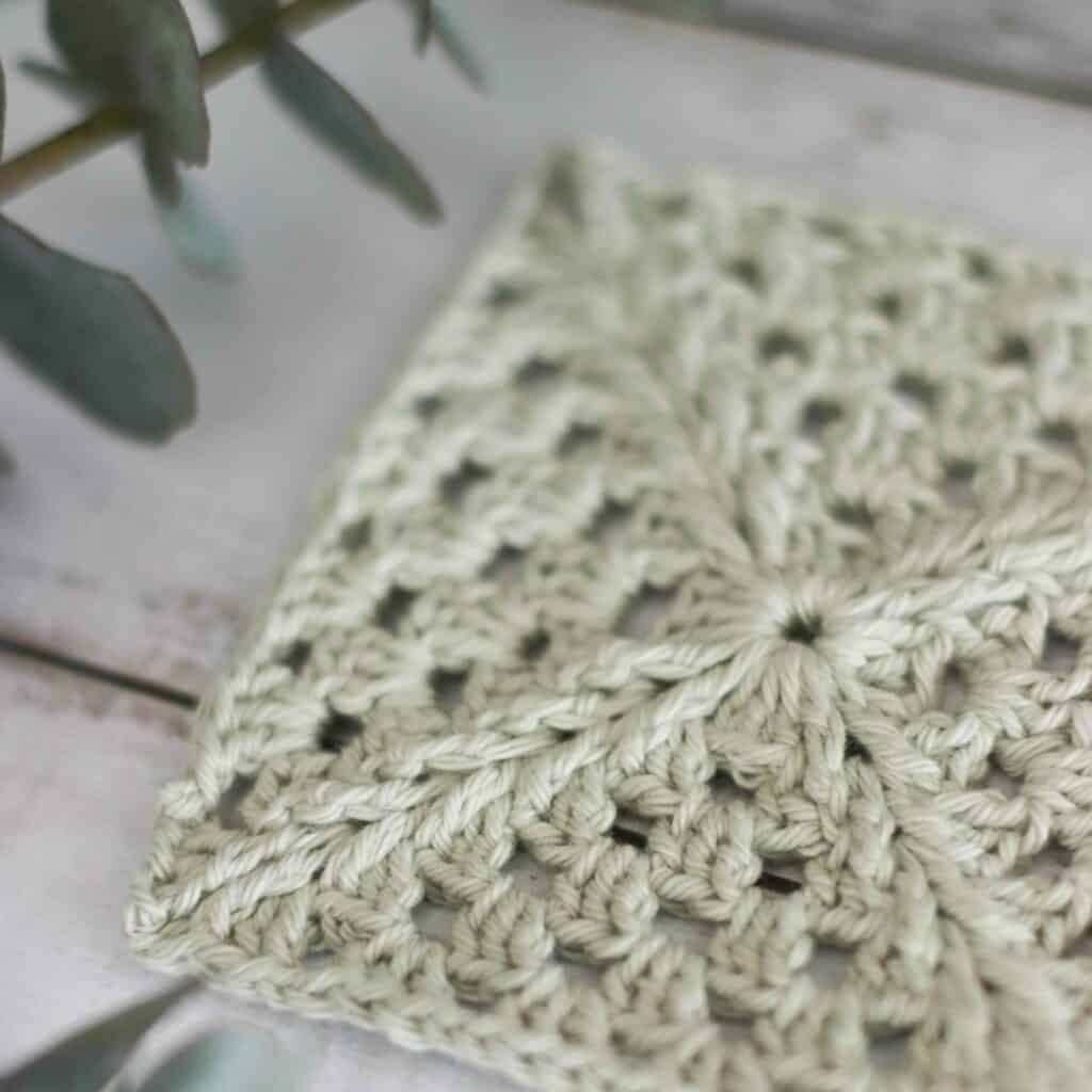 Crochet starburst granny square pattern