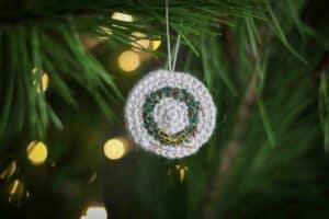 Crochet Christmas wreath ornament | Free pattern